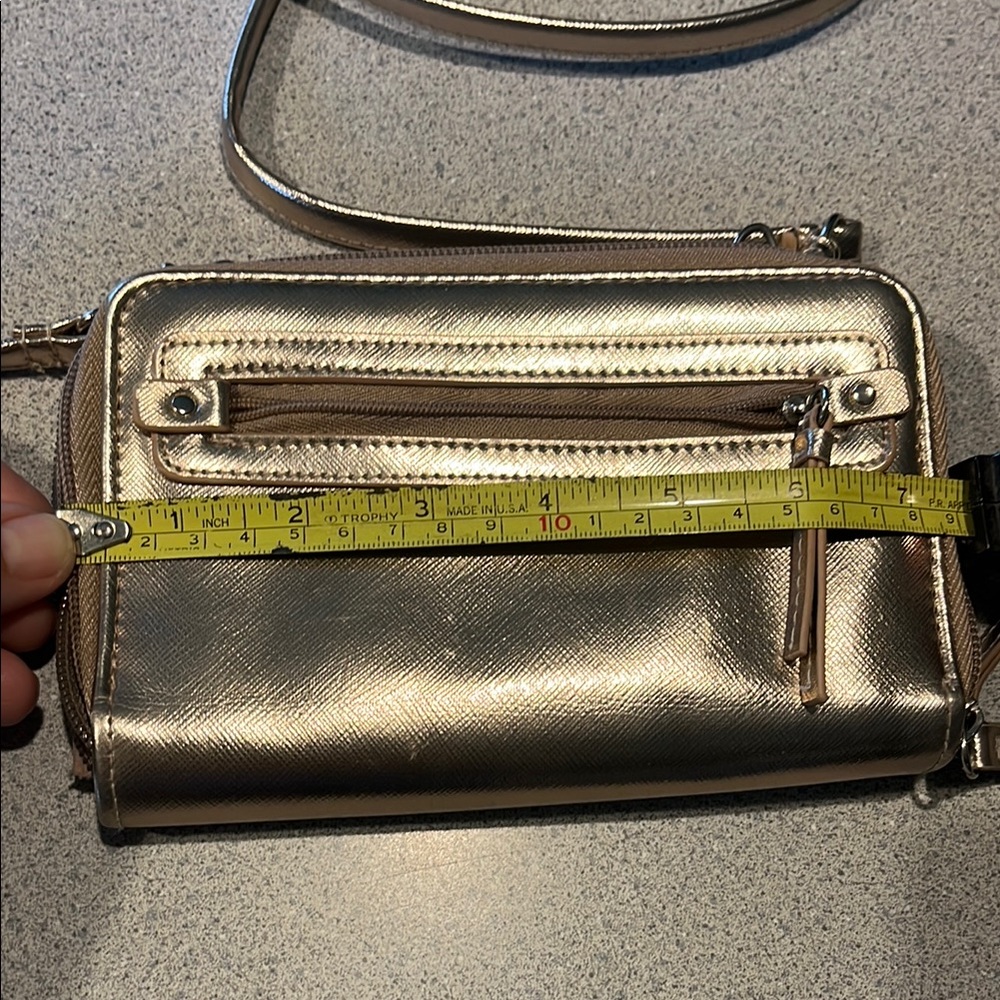 Chic Gold Crossbody Bag with Sleek Design - Picture 5 of 7
